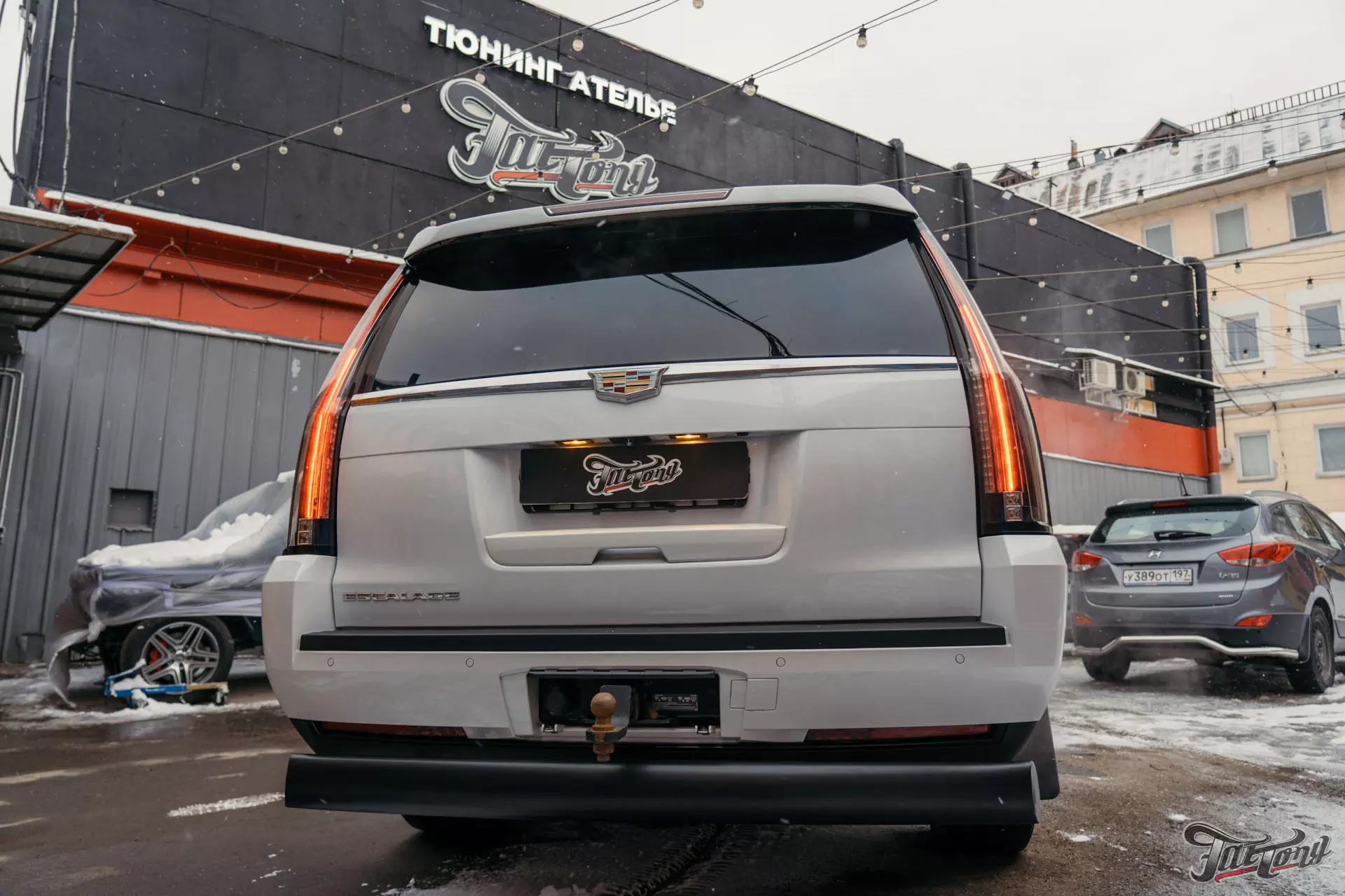 Cadillac Escalade. Установка омывателя камеры заднего вида